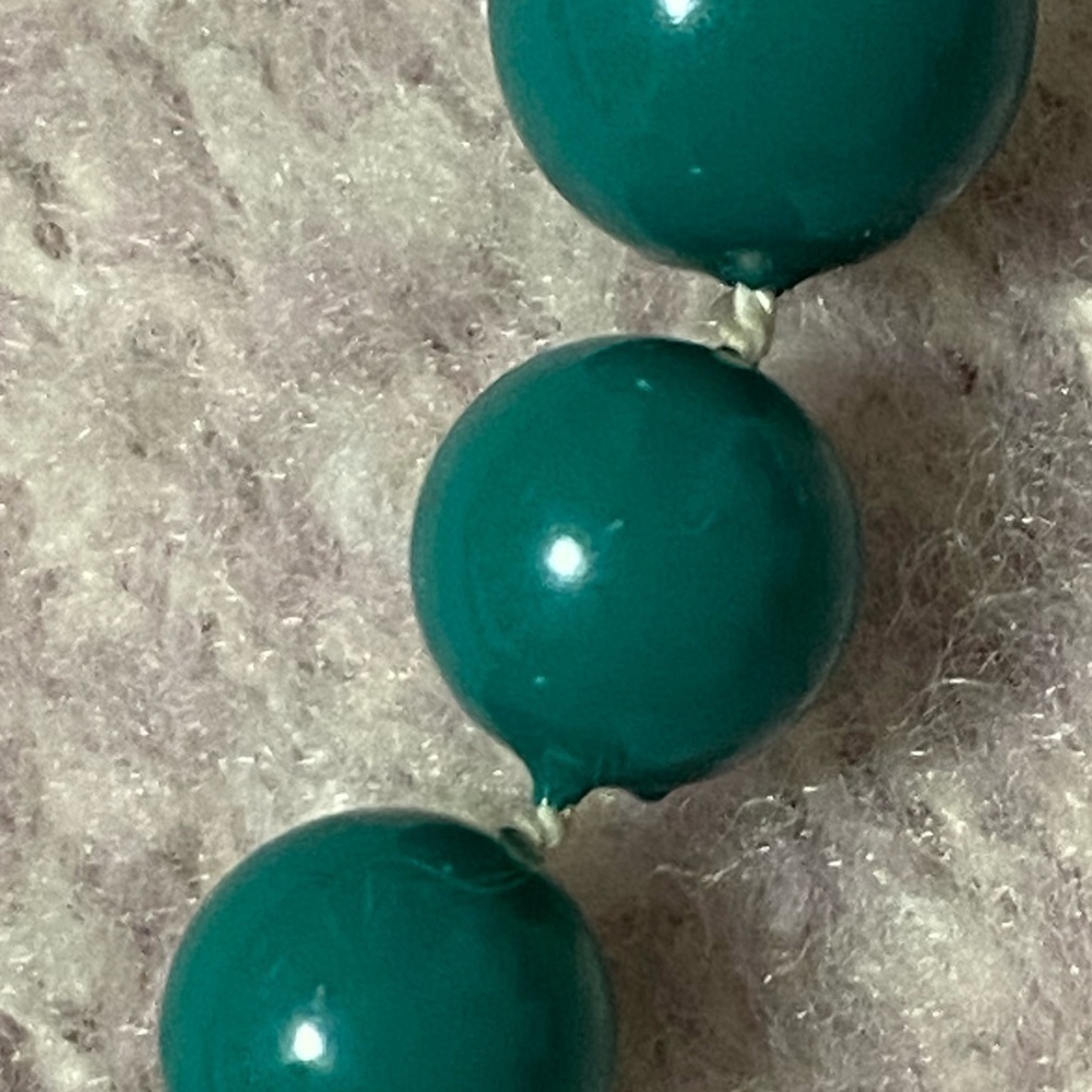 VINTAGE Green Plastic Bead Fashion Necklace, 18 inches - Picture 5 of 6